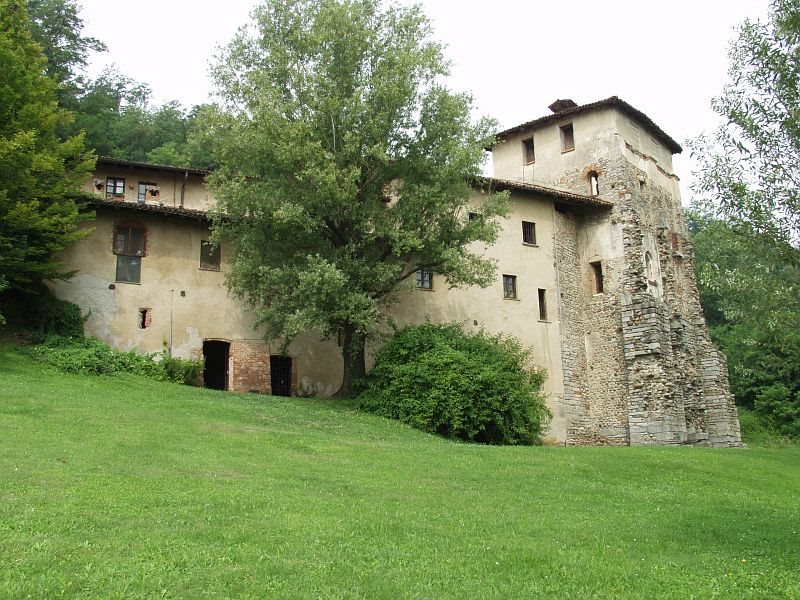 Torba. Il Monastero con la torre tardoantica.