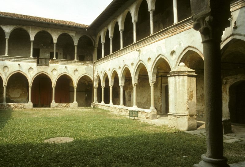 Monastero di S. Maria Assunta a Cairate. Il chiostro. 