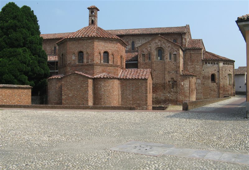Il complesso basilicale di Lomello.