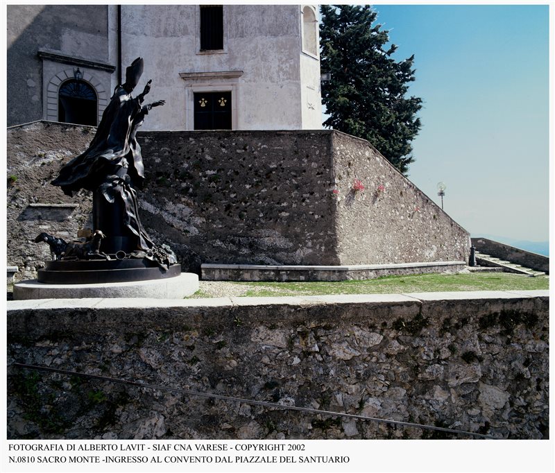 Sacro Monte di Varese. La scultura di Bodini nel piazzale del Santuario.