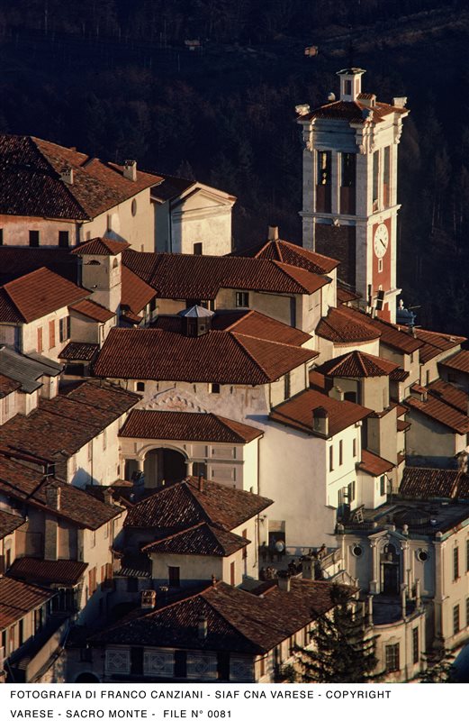 Sacro Monte di Varese. Il santuario nel borgo medievale.