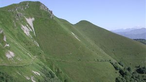 Il versante italiano del Monte Generoso con il sentiero che porta alla Caverna Generosa