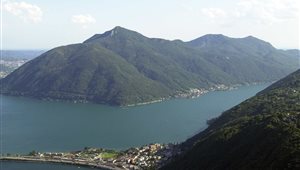 Monte San Giorgio visto dal lago di Lugano