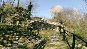 Castelseprio. Resti delle mura. 