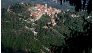 Sacro Monte di Varese. Il borgo medievale visto da Campo dei Fiori.