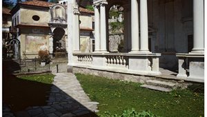 Sacro Monte di Varese. La fontana della Samaritana e la prima cappella  del Sacro Monte.